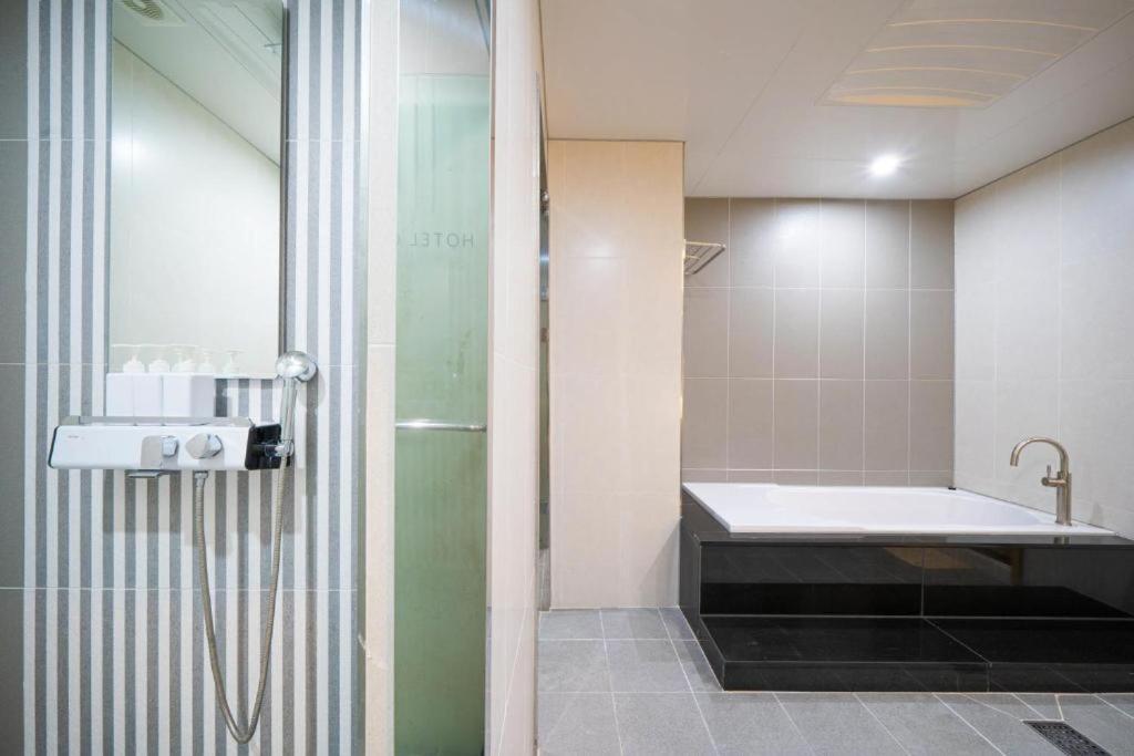 Hotel Core Naju Bagian luar foto