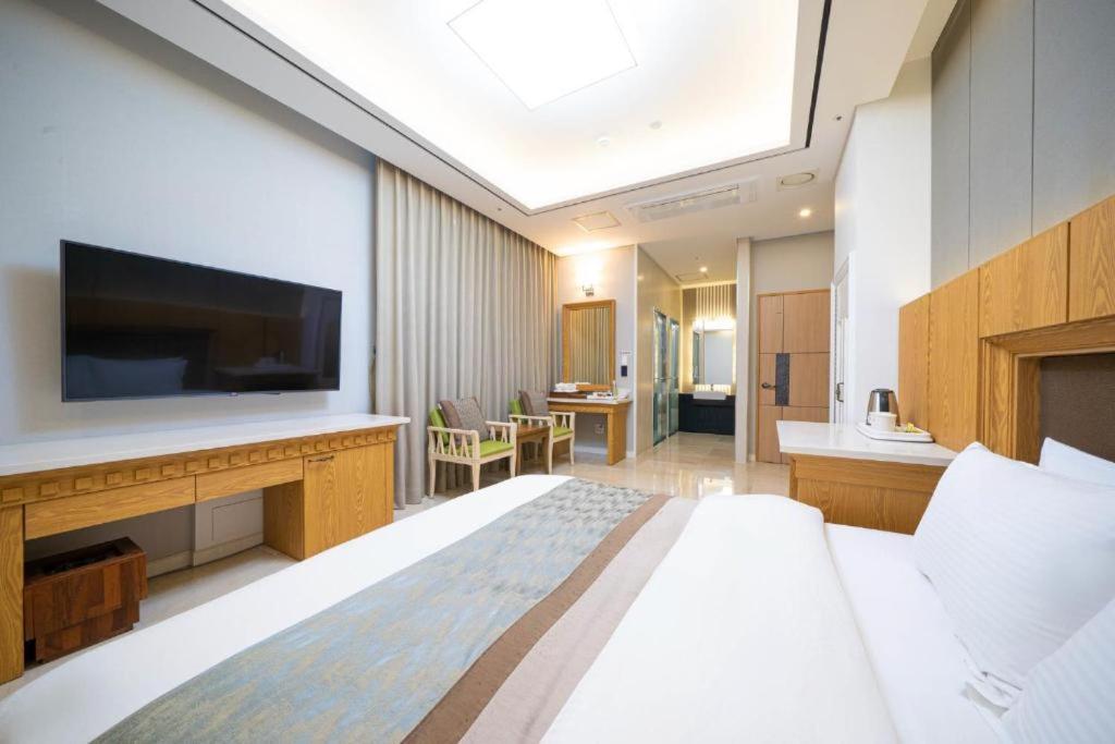 Hotel Core Naju Bagian luar foto
